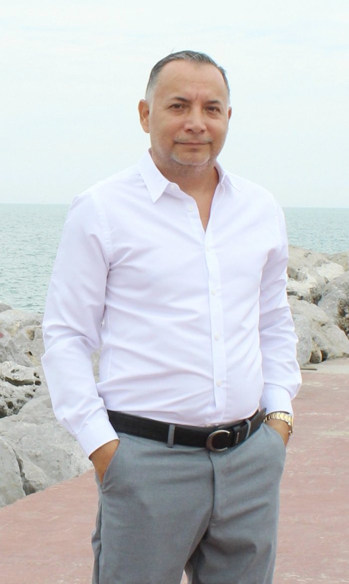 Arquitecto Humberto Peña en el malecón de Ciudad Madero